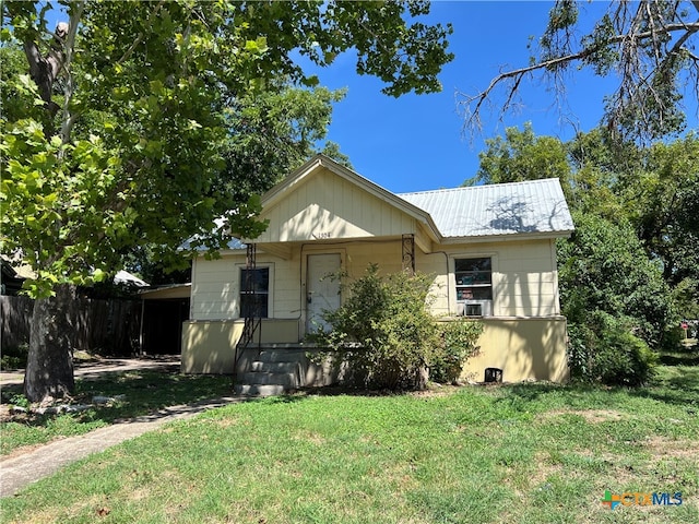 view of front of house featuring a front lawn