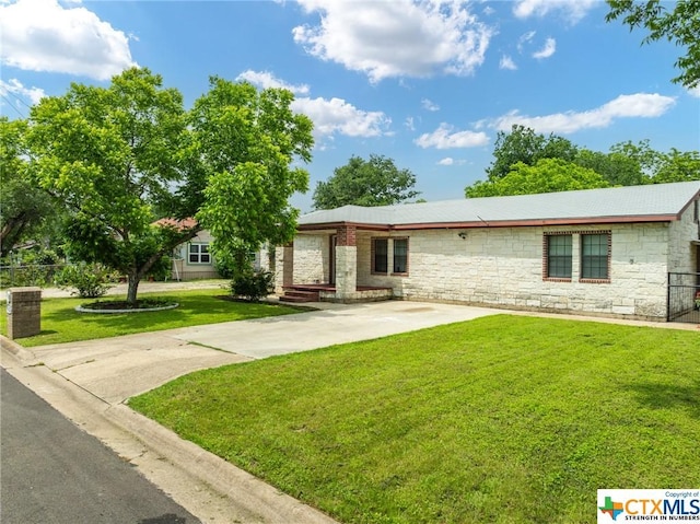 single story home with a front lawn