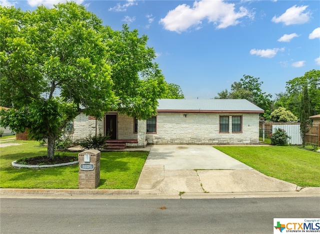 view of front of home featuring a front lawn