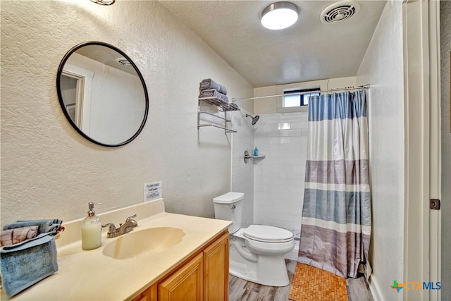 full bath with toilet, a shower with curtain, visible vents, and a textured wall