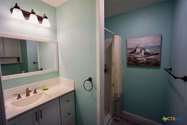 bathroom with a shower with curtain and vanity