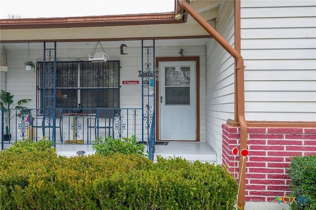 property entrance with covered porch