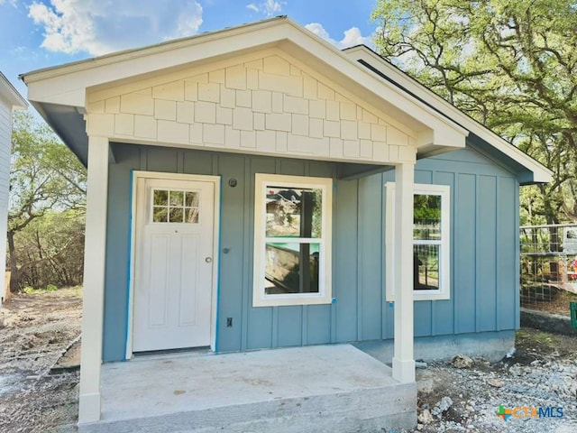 709 Burr Oak Ln, Canyon Lake, TX 78133 - entrance to property featuring board and batten siding
