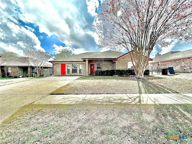 single story home featuring a front yard