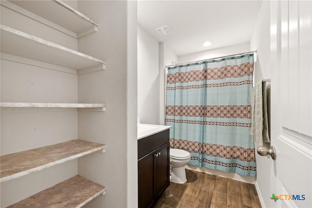 837 Margay Loop, Seguin, TX 78155 - bathroom featuring wood finished floors, toilet, vanity, and recessed lighting