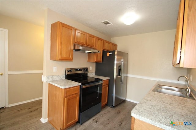 2604 Cross Timber Dr, Killeen, TX 76543 - kitchen with stainless steel appliances, under cabinet range hood, light wood-style floors, and light countertops