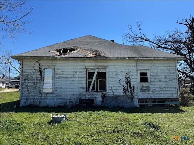 view of side of property featuring a yard