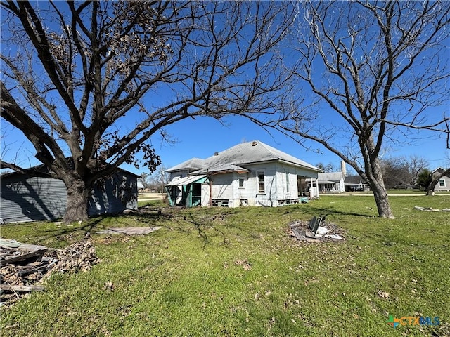 exterior space featuring a lawn