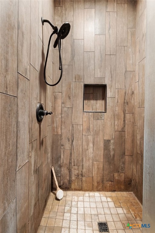 bathroom featuring a tile shower