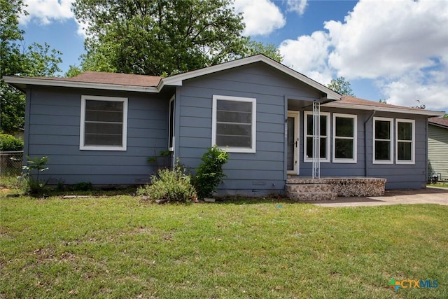 1004 Estes Dr, Killeen, TX 76541 - ranch-style home with fence and a front lawn