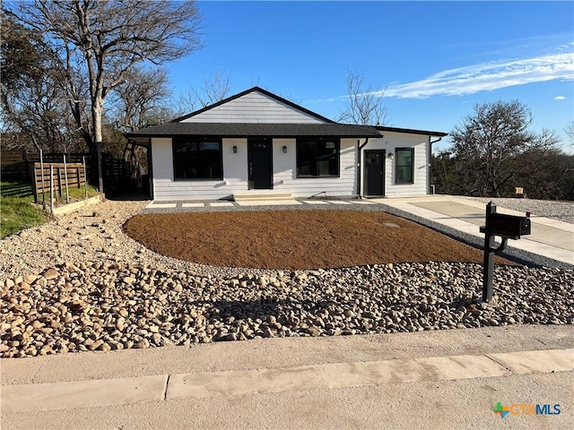 594 E S St, New Braunfels, TX 78130 - single story home featuring driveway