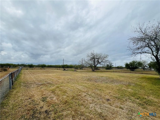 view of yard featuring a rural view