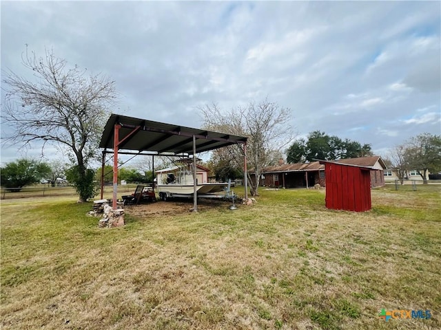 view of yard featuring an outbuilding