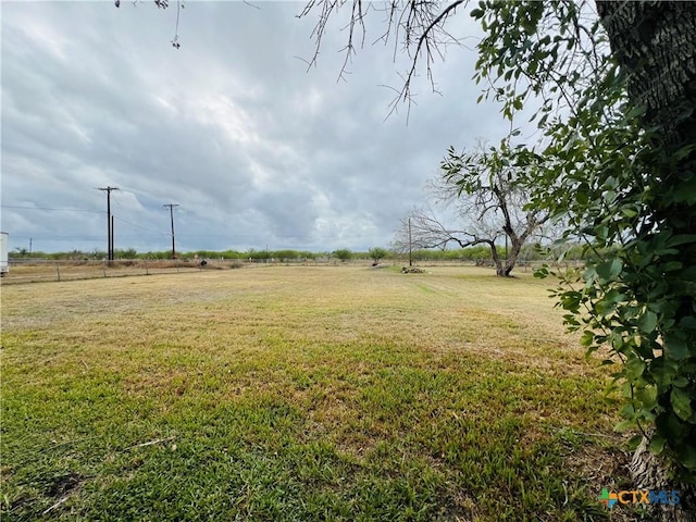 view of yard featuring a rural view