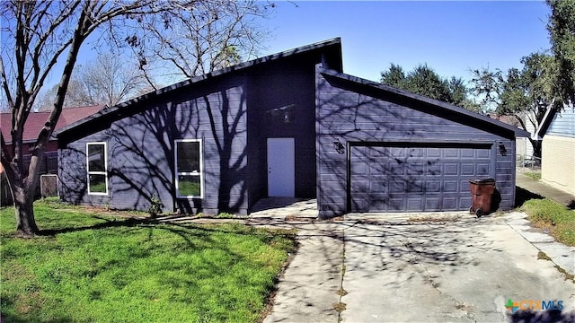 view of front facade with a garage and a front yard