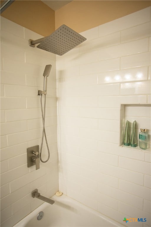 bathroom with tiled shower / bath combo