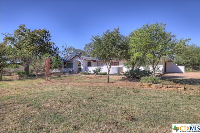 view of front of house featuring a front lawn