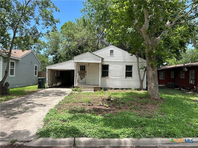 1610 E Rosebud Ave, Victoria, TX 77901 - bungalow with concrete driveway and an attached carport