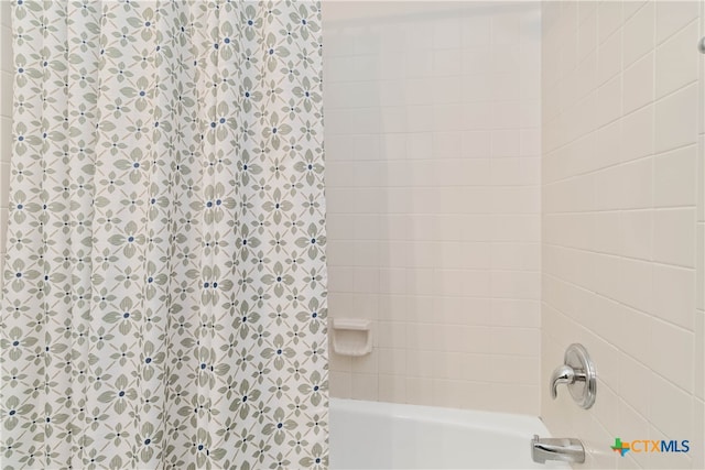 bathroom featuring tiled shower / bath