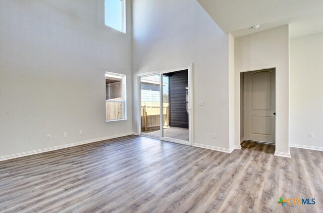 1236 Tuscan Vw, New Braunfels, TX 78130 - kitchen featuring stainless steel appliances, a sink, decorative backsplash, wood finished floors, and recessed lighting