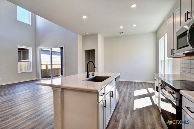 1236 Tuscan Vw, New Braunfels, TX 78130 - spare room featuring plenty of natural light, ceiling fan, wood finished floors, baseboards, and recessed lighting