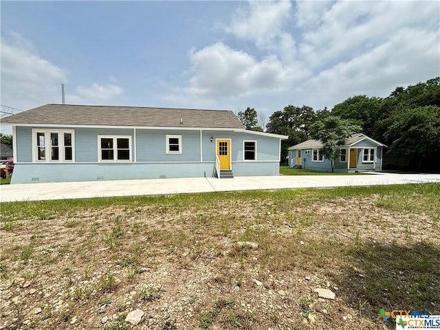 view of front of house with a front yard