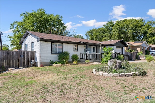 ranch-style house featuring a front yard