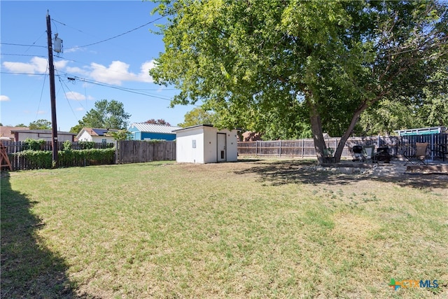 view of yard featuring a storage shed