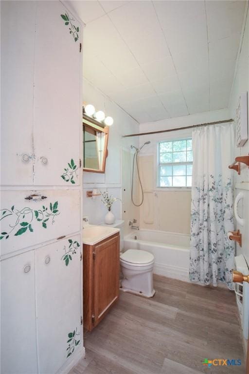 127 S Mesquite Dr, Victoria, TX 77905 - bathroom featuring vanity, shower / bath combo with shower curtain, toilet, and wood finished floors