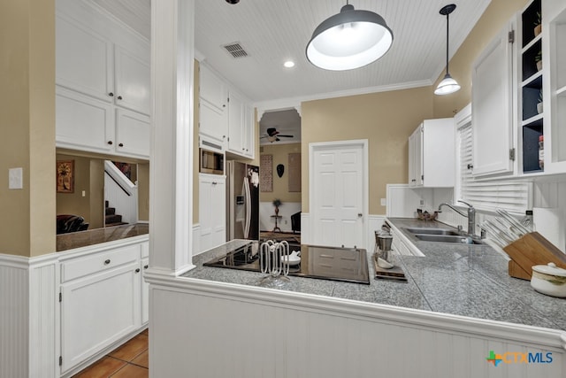 kitchen featuring white cabinets, kitchen peninsula, sink, and stainless steel appliances