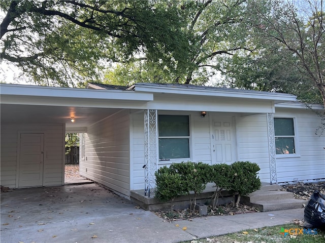 view of front facade featuring a carport