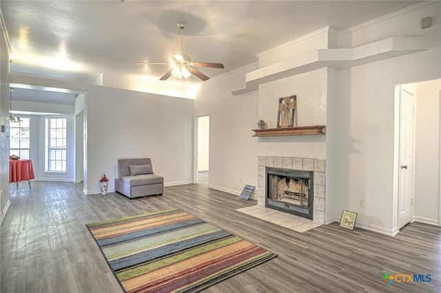204 James Loop, Killeen, TX 76542 - unfurnished living room featuring wood finished floors, baseboards, and crown molding