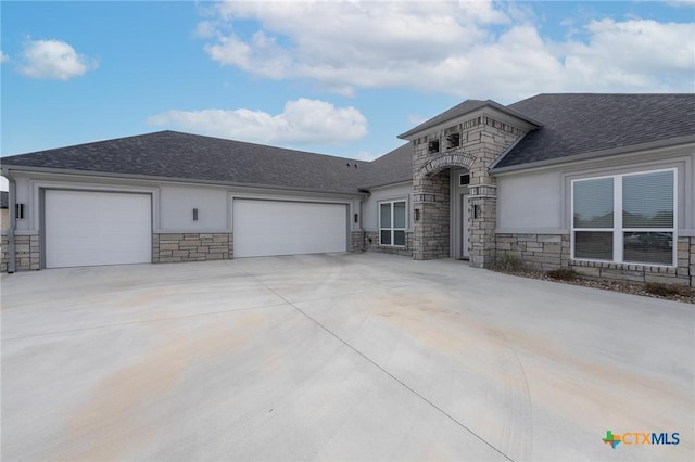 view of front facade featuring a garage