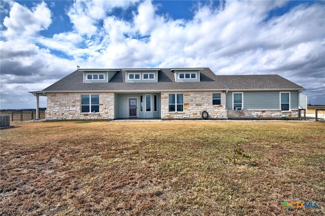 view of front of home featuring a front lawn