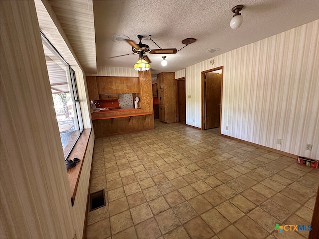 kitchen with ceiling fan and kitchen peninsula