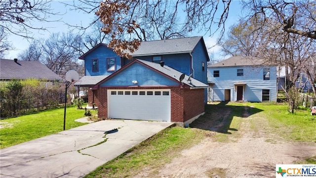 view of front facade featuring a garage and a front yard