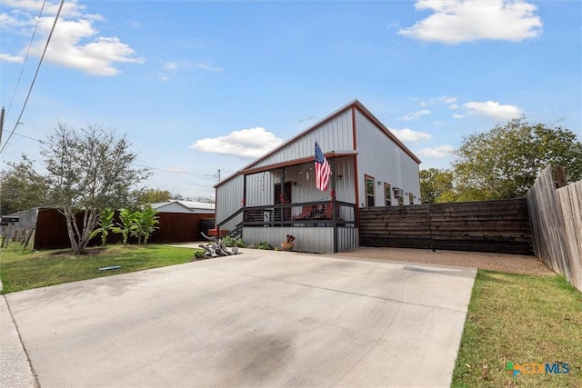 view of front of house with a front lawn and covered porch