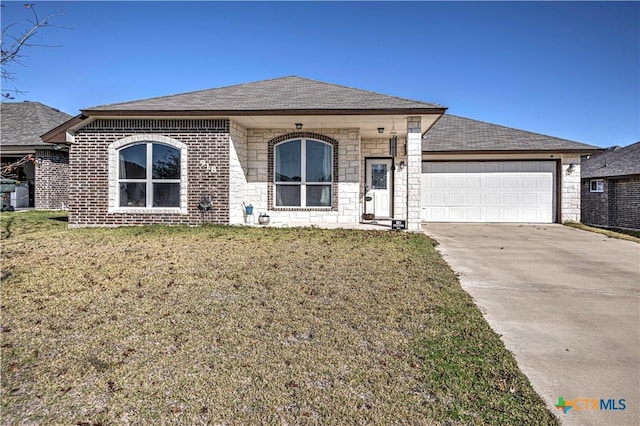 view of front of house featuring a front lawn and a garage