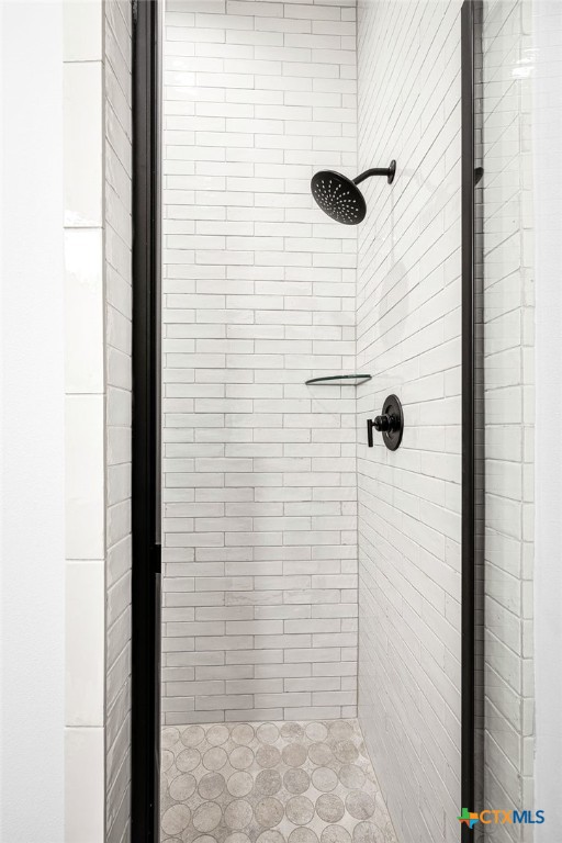 bathroom featuring tiled shower