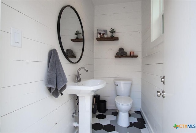 bathroom featuring toilet