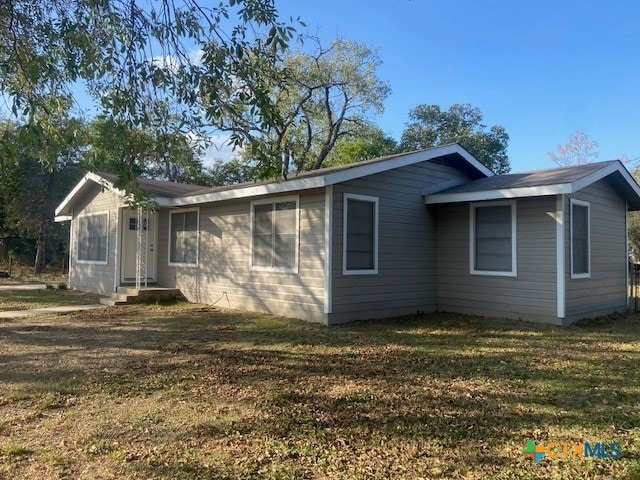 1025 E Fannin St, Luling, TX 78648 - view of property exterior with a lawn and entry steps