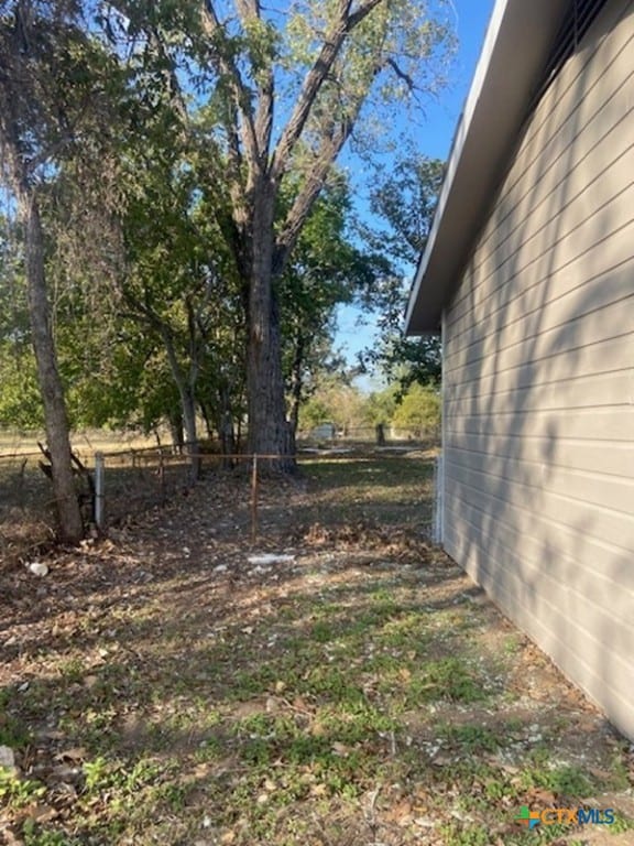 1025 E Fannin St, Luling, TX 78648 - view of yard