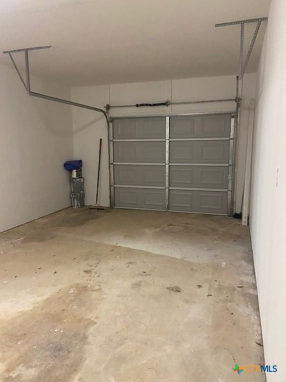 1025 E Fannin St, Luling, TX 78648 - view of garage