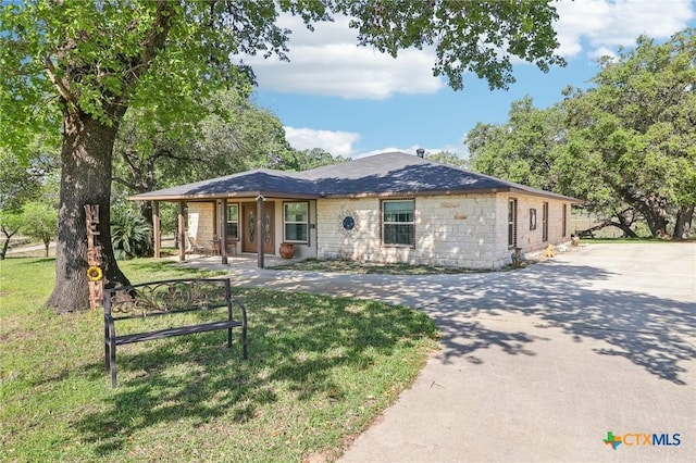 103 Misty Bnd, Floresville, TX 78114 - ranch-style house featuring covered porch, concrete driveway, and a front yard