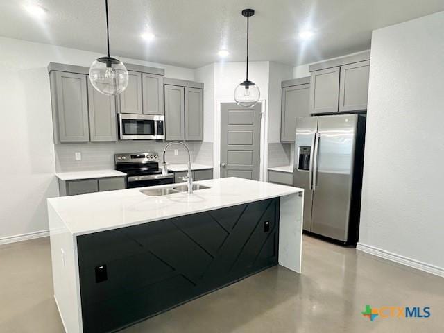 kitchen with a sink, decorative backsplash, concrete flooring, stainless steel appliances, and gray cabinetry