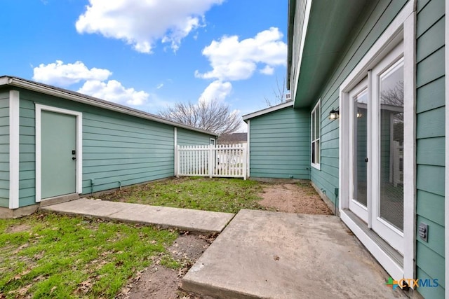 view of yard with a patio