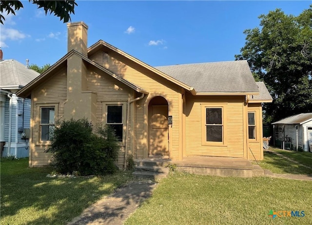 view of front of house with a front yard