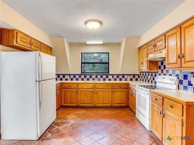 kitchen with backsplash, kitchen peninsula, a textured ceiling, sink, and white appliances