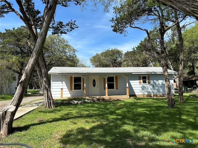 ranch-style house featuring a front yard