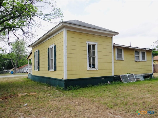 view of side of property featuring a yard